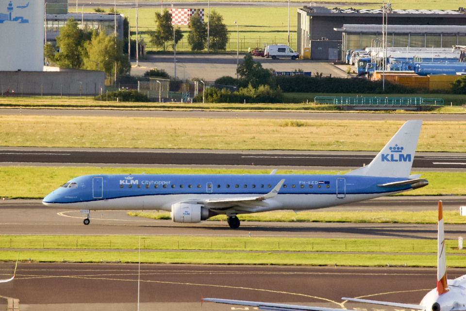 KLMシティホッパー Embraer 190 PH-EZD アムステルダム