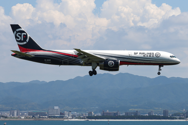 航空機・ヘリコプター 1:200 StarJets Air2000 757-200 640x640.jpg