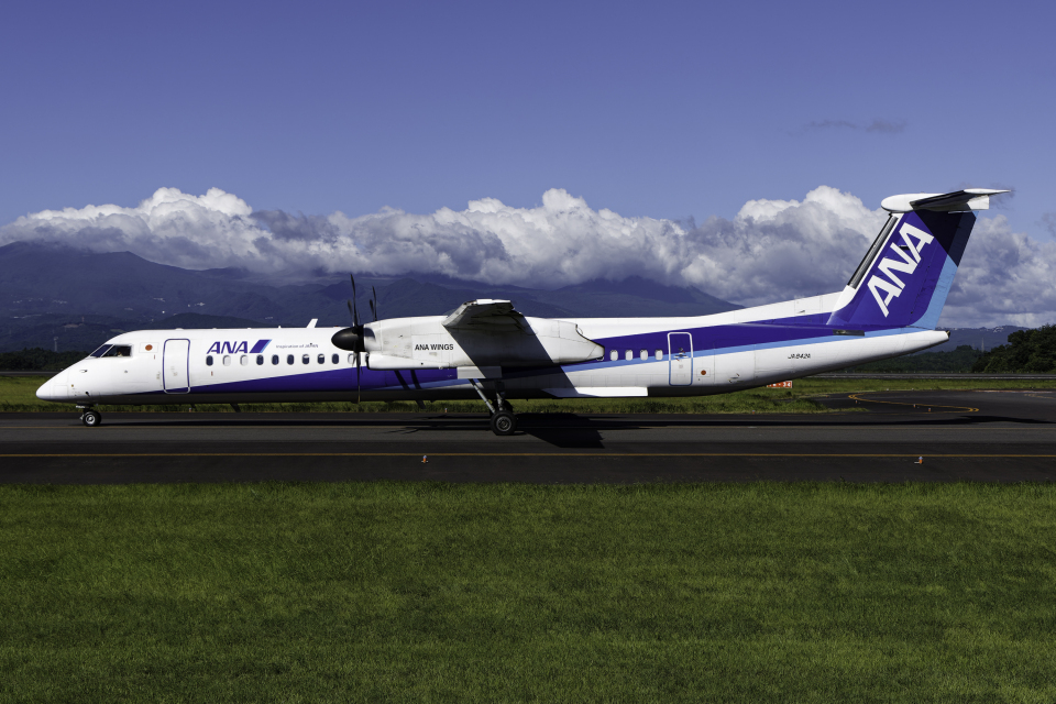 ★激レア非売品★ANA WINGS DHC8-Q300 退役記念 5点セット 1200px-ANA_Bombardier_DHC8-