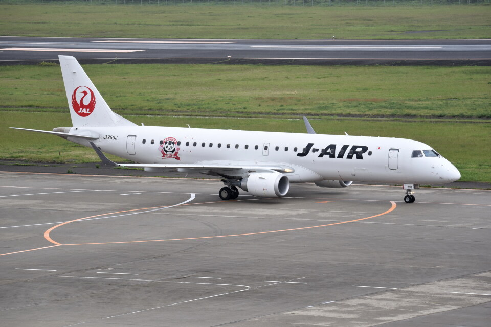 ジェイエア Embraer 190 JA250J 仙台空港 航空フォト | by