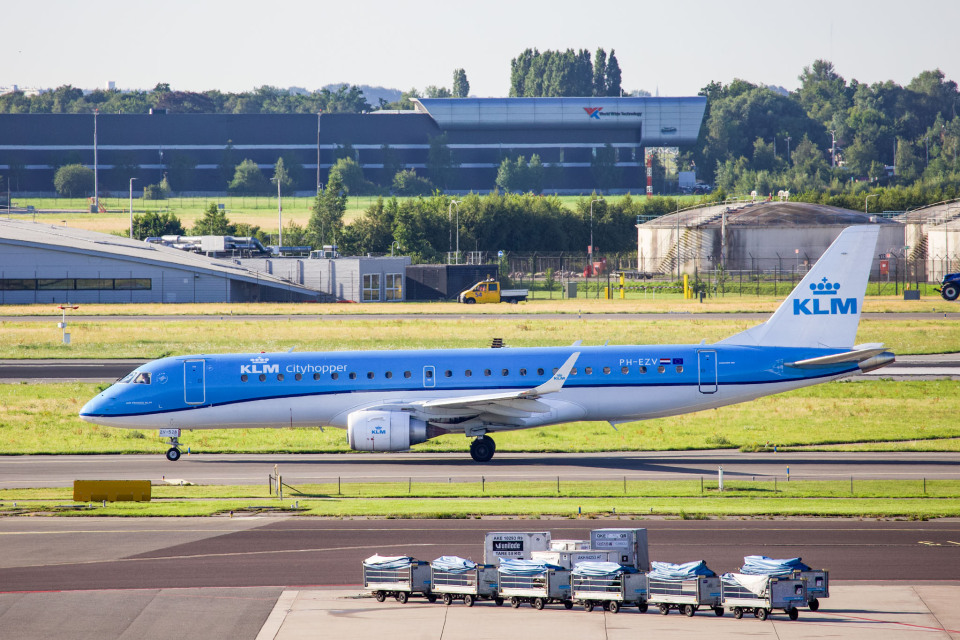 KLMシティホッパー Embraer 190 PH-EZV アムステルダム