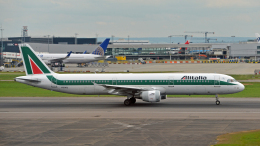 アリタリア航空 A I R B U S-A321 アリタリア航空 Airbus A321 I-BIXS ロンドン・ヒースロー空港