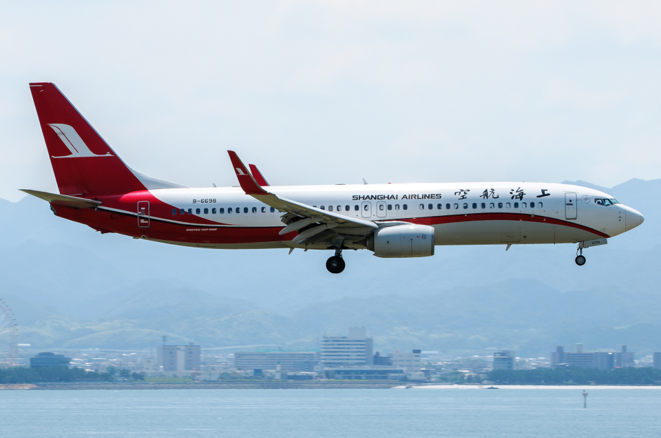上海航空 Boeing 737-800 B-6698 関西国際空港 航空フォト | by
