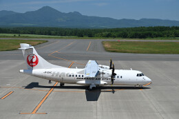 北海道エアシステム　雪ミクステッカー付き　ATR-42　1/100プレーンモデル 就航25周年「雪ミク」と空の旅 HACが特別塗装機 ／北海道 | 毎日新聞