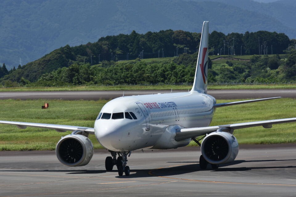 Aviation 1:200 中国東方航空 A320NEO B-1033 Aviation 200 AV2099 Airbus A320neo China Eastern Airlines B-1033