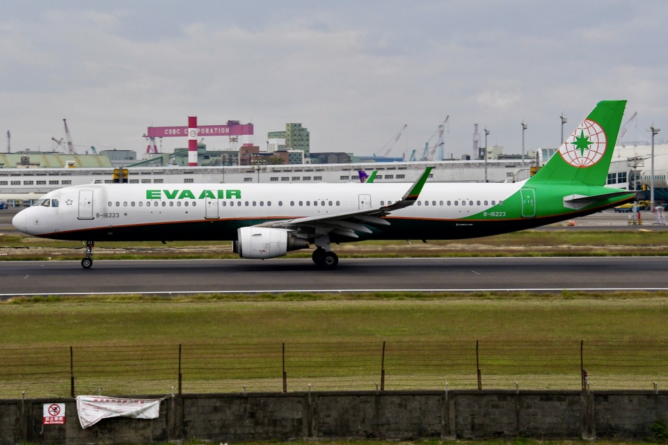 エバー航空 Airbus A321 B-16223 高雄国際空港 航空フォト | by