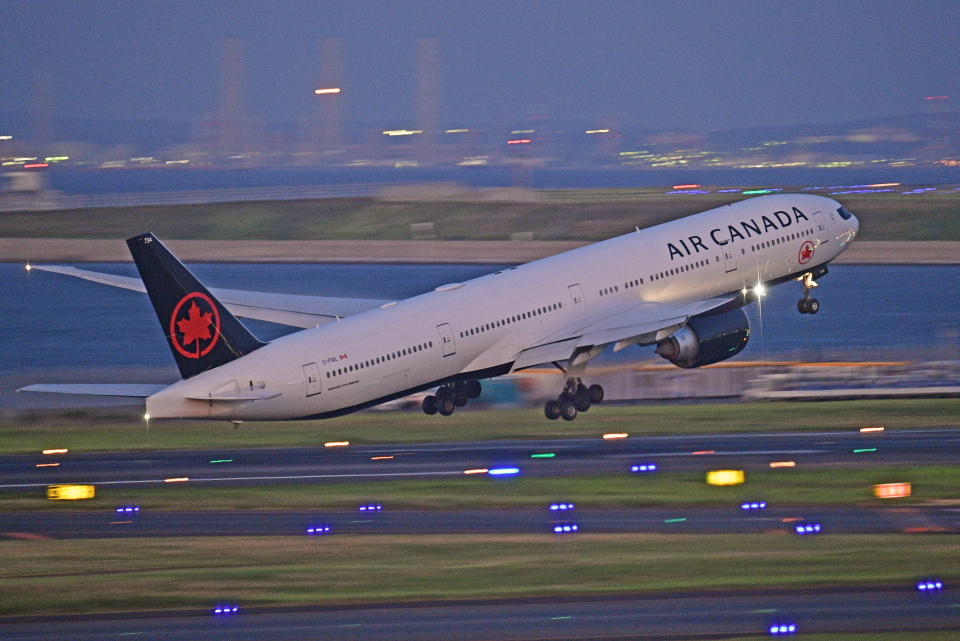 エア・カナダ Boeing 777-300 C-FIUL 羽田空港 航空フォト | by