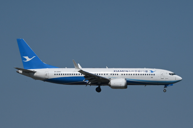 厦門航空 B737 MAX エンジン タグ ディスプレイ 白 六角形 180523_737M_cxa_02-720.jpg