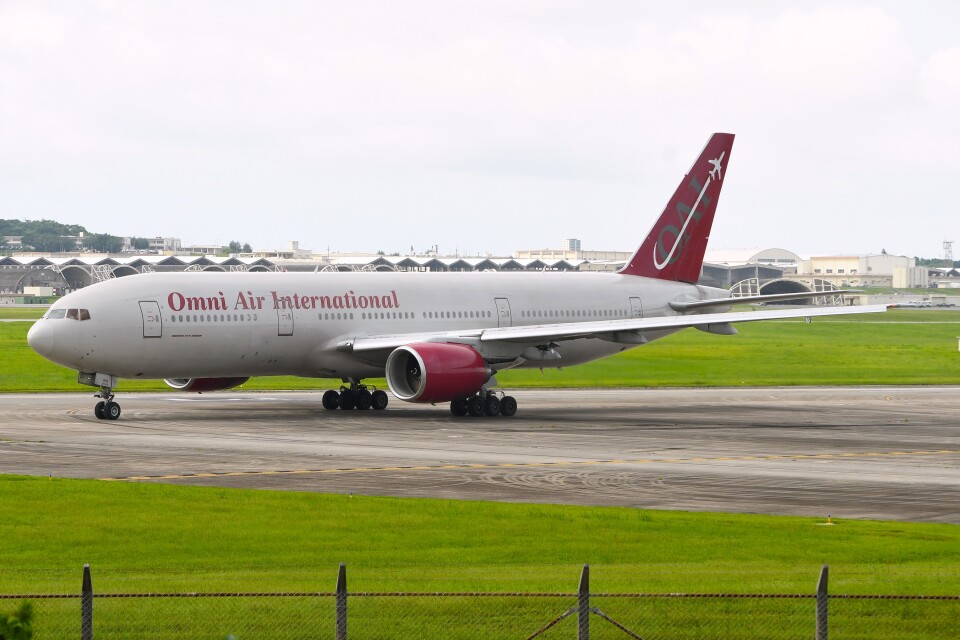 パンナム旅客機 AＴ R42-200 オムニエアインターナショナル Boeing 777-200 N819AX 嘉手納