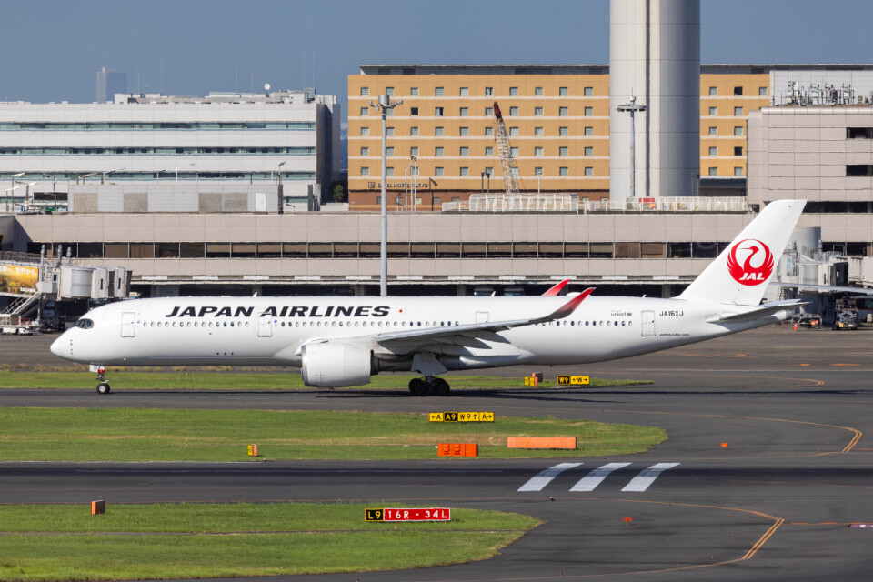 JAL 日本航空 A350-900 JA16XJ av 1:400 スタンド付き JAL A350-900 日本航空 JA16XJ av スタンド付き