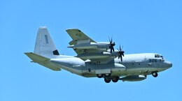 オカリンさんが、嘉手納飛行場で撮影したアメリカ海兵隊 KC-130J Herculesの航空フォト（飛行機 写真・画像）