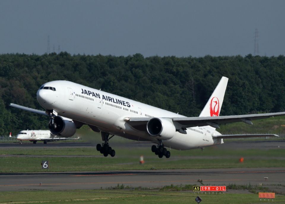 日本航空 Boeing 777-300 JA8944 新千歳空港 航空フォト | by
