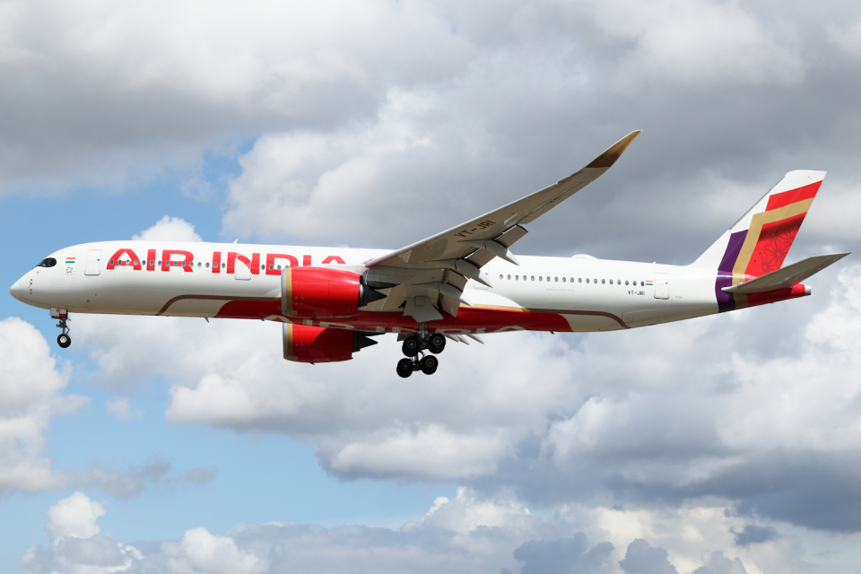 ヴァージンアトランティック A350-1000　ロンドンヒースロー空港 ヴァージン・アトランティック航空 Airbus A350-1000 G-VPRD