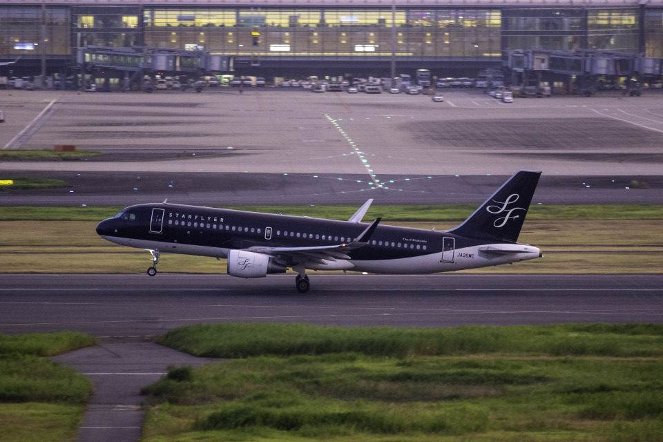 Ph スターフライヤー SFJ A320 AIRBUS JA26MC 1/400 EverRise A320 スターフライヤー STARFLYER 進撃の巨人