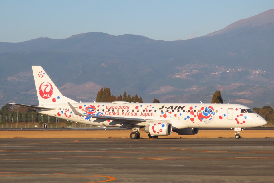 ジェイエア Embraer 190 JA252J 鹿児島空港 航空フォト | by F
