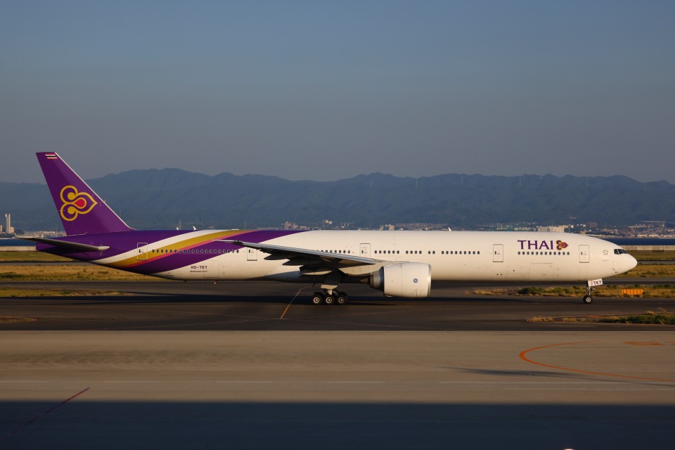 タイ国際航空 Boeing 777-300 HS-TKY 関西国際空港 航空フォト
