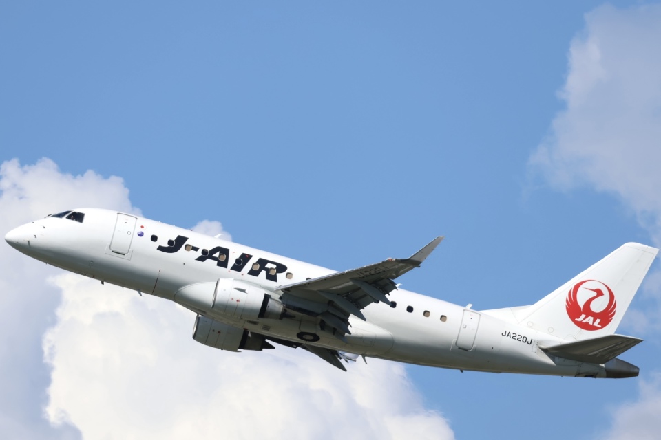 航空機・ヘリコプター JAL J-AIR EMBRAER 170 JA220J E170 ジェイエア Embraer 170 JA220J 伊丹空港 航空フォト | by Fly