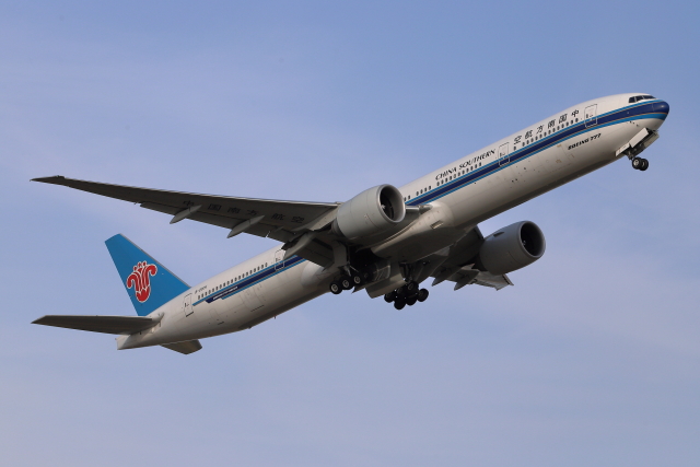 中国南方空港　飛行機　AIRBUS A380 中国南方航空、A380の全機退役に向けまた1機を飛行機の墓場