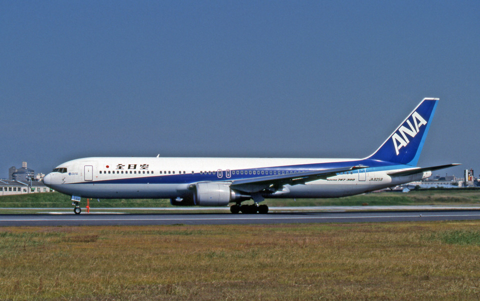 全日空 Boeing 767-300 JA8258 伊丹空港 航空フォト | by