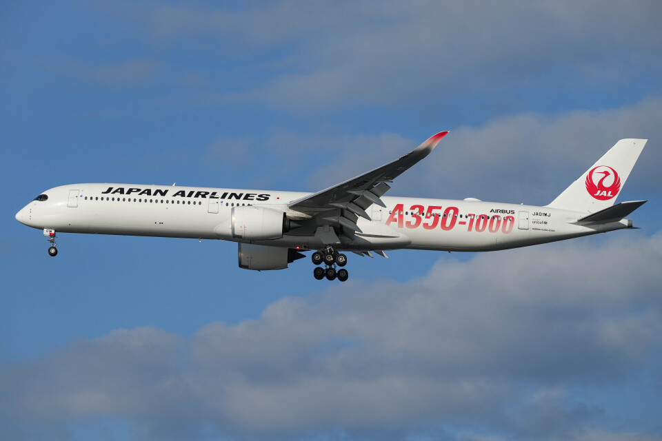 日本航空 Airbus A350-1000 【即日発送】 日本航空 Airbus A350-1000 JA01WJ 羽田空港 航空フォト | by 円