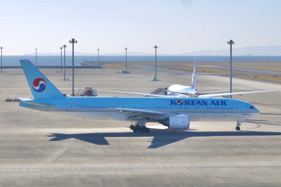 KOREAN AIR 777-200ER 大韓航空 コリアン ボーイング ph Korean Air B777-300(ER) lining up on Runway 16R at Tokyo