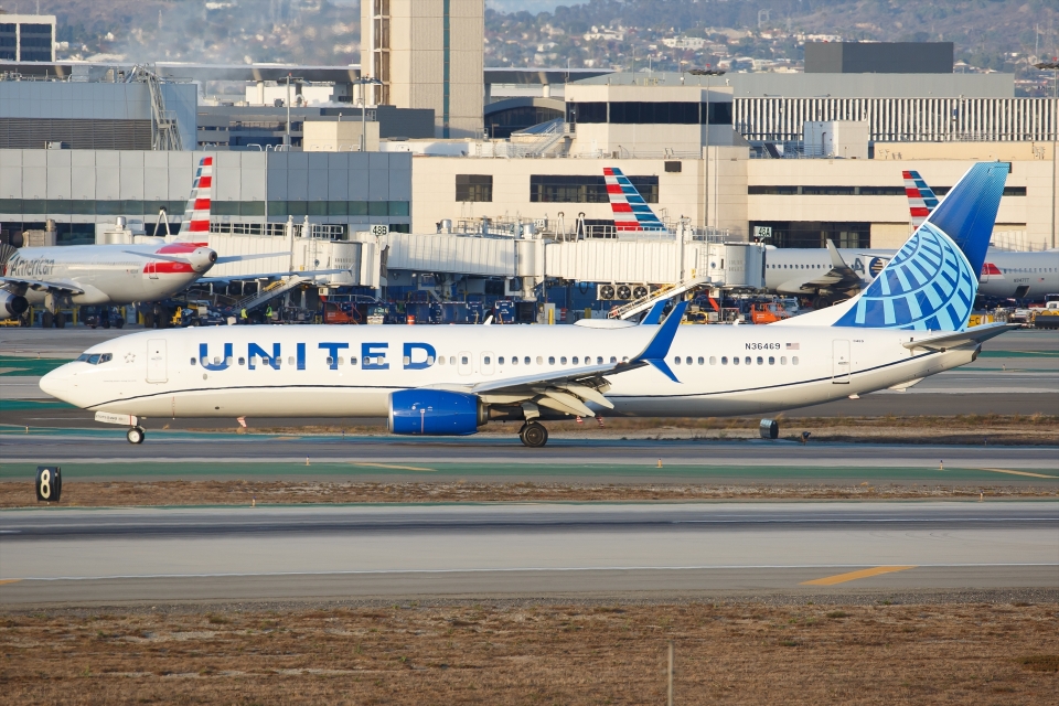 ユナイテッド航空 Boeing 737-900 N36469 ロサンゼルス国際空港