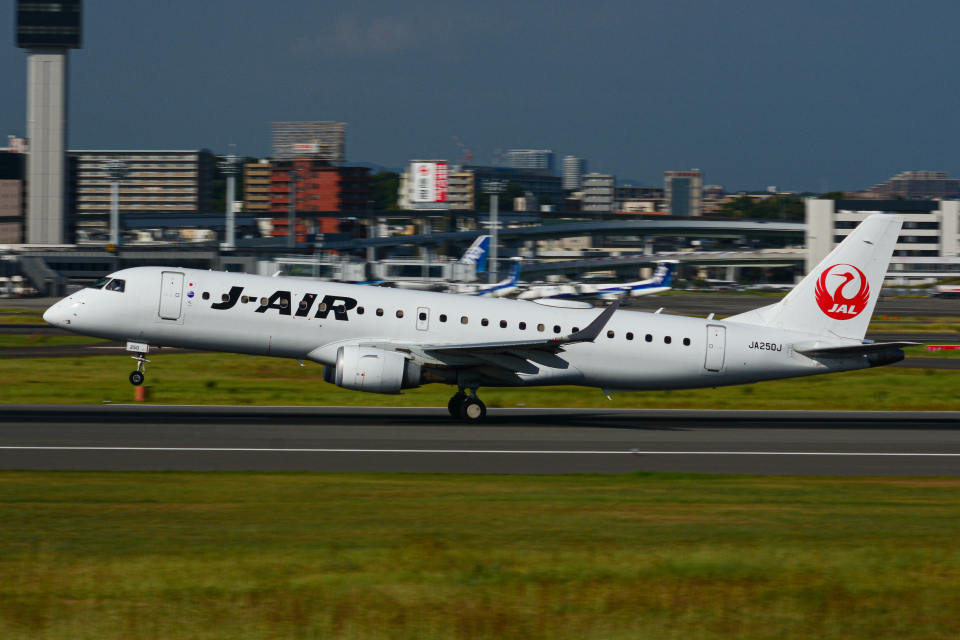 ジェイエア Embraer 190 JA250J 伊丹空港 航空フォト | by TKM17