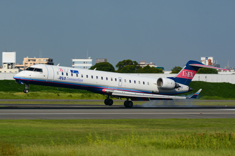 アイベックスエアラインズ Bombardier CRJ-700 JA08RJ 伊丹空港