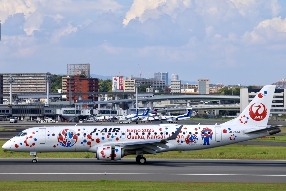 ジェイエア Embraer 190 JA252J 伊丹空港 航空フォト | by Fly