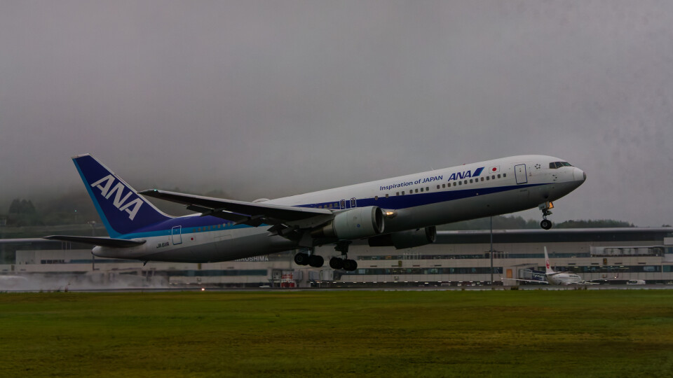 全日空 Boeing 767-300 JA611A 広島空港 航空フォト | by