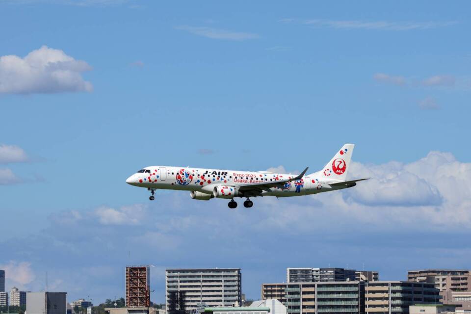ジェイエア Embraer 190 JA252J 伊丹空港 航空フォト | by