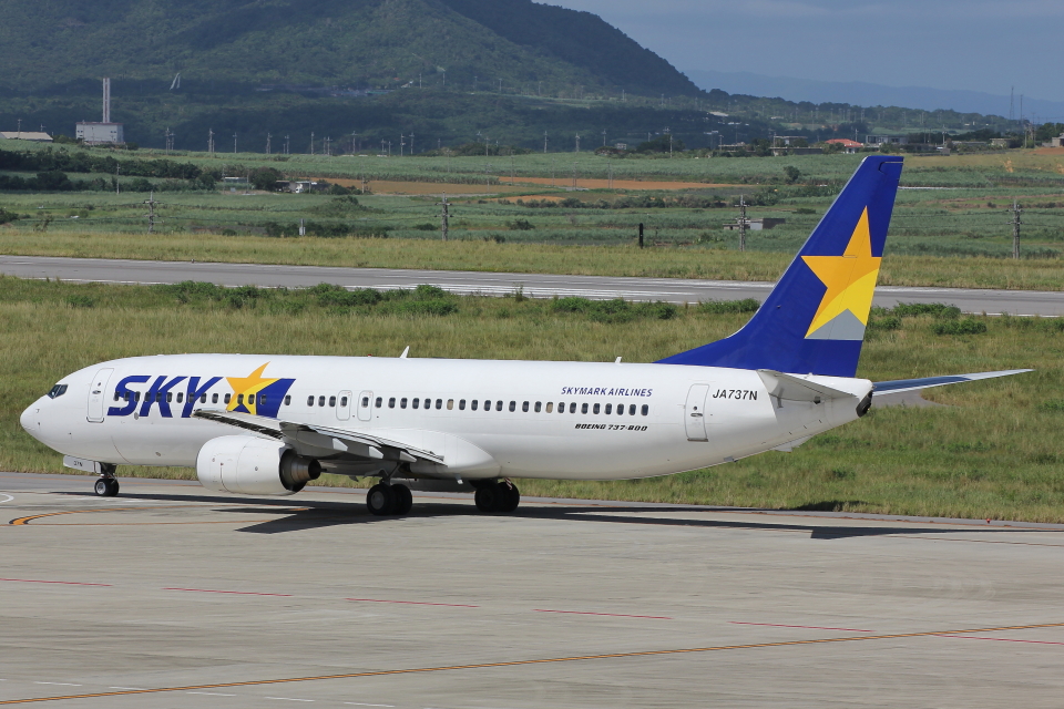 スカイマーク Boeing 737-800 JA737N 石垣空港 航空フォト | by