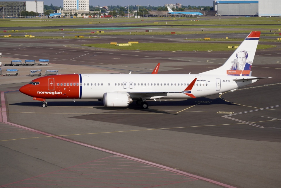 1/200　ノルウェー航空 Boeing 737 MAX 8 1/200 ノルウェー航空 Boeing 737 MAX 8 Amazon.co.jp: 1:200