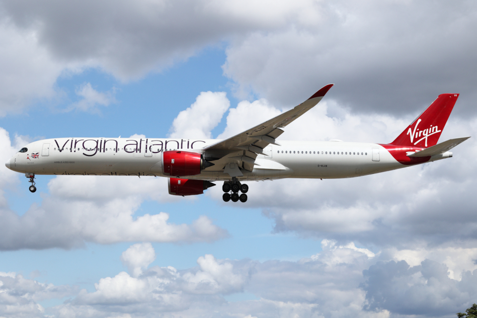 ヴァージンアトランティック A350-1000　ロンドンヒースロー空港 ヴァージン・アトランティック航空 Airbus A350-1000 G-VLUX