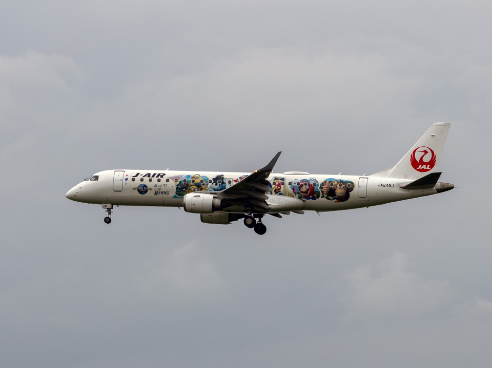 ジェイエア Embraer 190 JA245J 伊丹空港 航空フォト | by