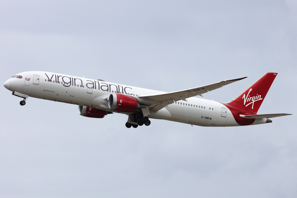ヴァージンアトランティック A350-1000　ロンドンヒースロー空港 ヴァージン・アトランティック航空 Airbus A350-1000 G-VLUX