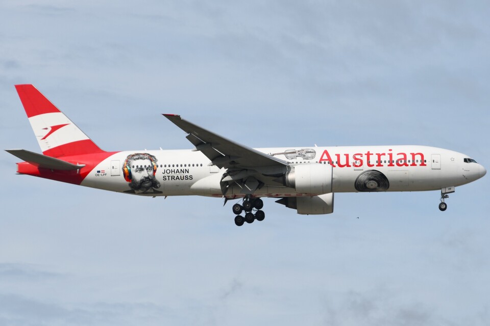 エアバス A340 オーストリア航空 「ウィーンフィルハーモニー」 ヨドバシ.com - レベル Revel 1/144 エアバスA340 オーストリア