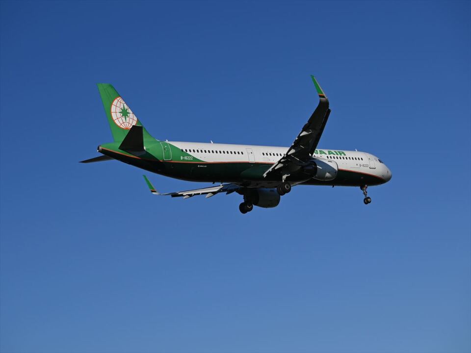 エバー航空 Airbus A321 B-16222 福岡空港 航空フォト | by