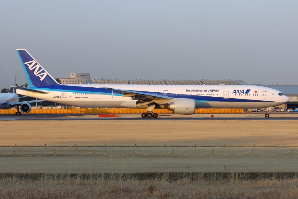 【中古】全日空商事ANA Boeing 777-300ER （JA795A） 1/200 B777-300ER ANA WiFiレドーム・ギアつき JA795A [NH20166