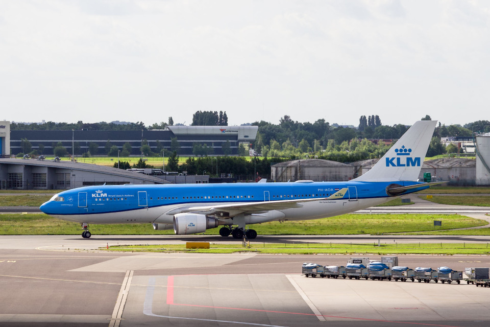KLMオランダ航空 エアバス　AIRBUS 330-200 KLMオランダ航空 Airbus A330-200 PH-AOA アムステルダム