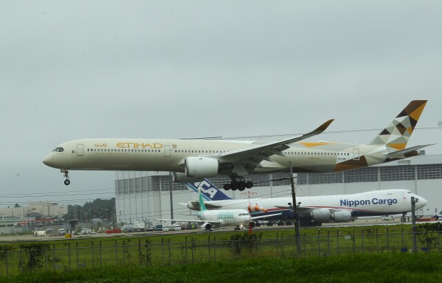 クリスマス」特別塗装機 カンタス航空 (737-800 | VH-VZX