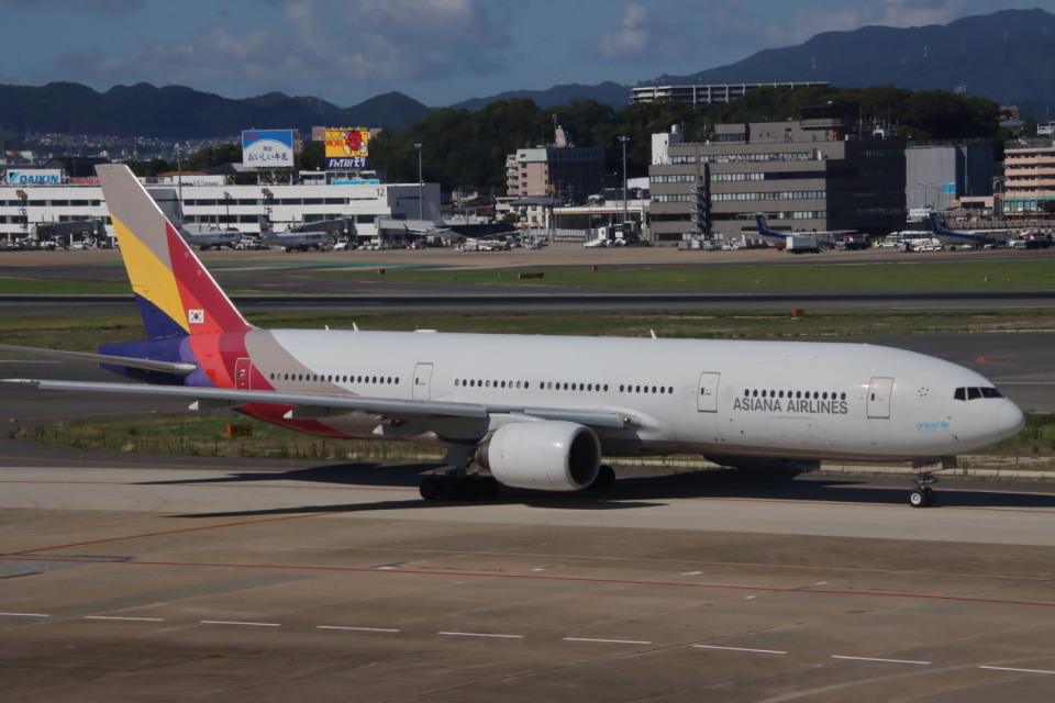 アシアナ航空 Boeing 777-200 HL7755 福岡空港 航空フォト | by
