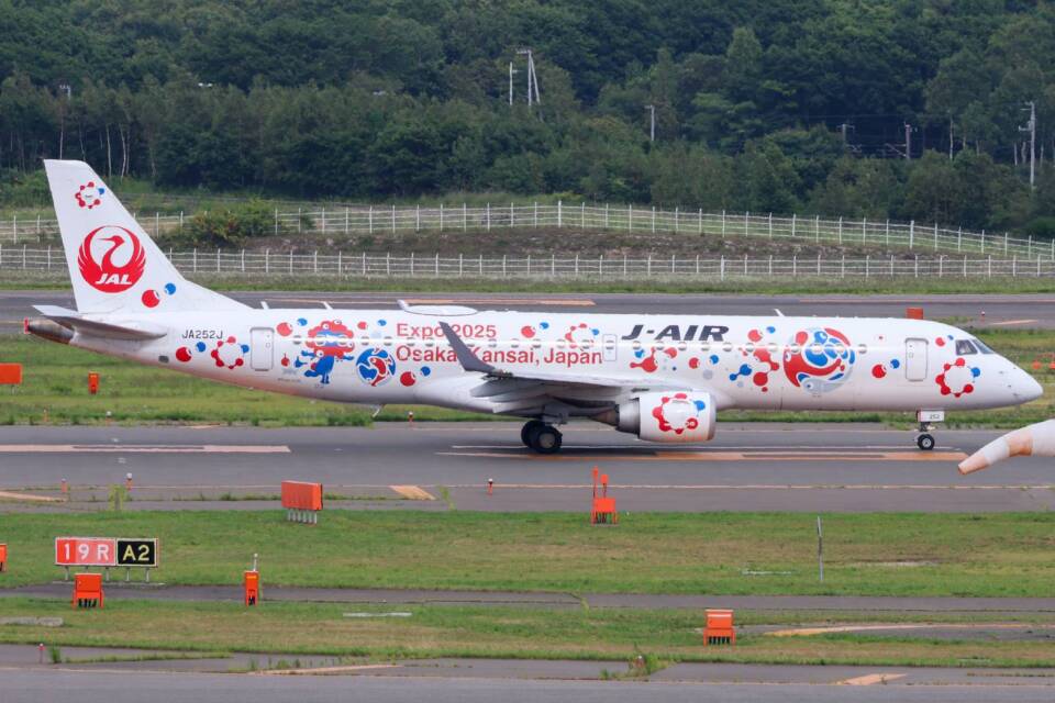 ジェイエア Embraer 190 JA252J 新千歳空港 航空フォト | by