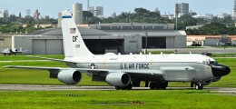 オカリンさんが、嘉手納飛行場で撮影したアメリカ空軍 RC-135W Rivet Joint (717-158)の航空フォト（飛行機 写真・画像）