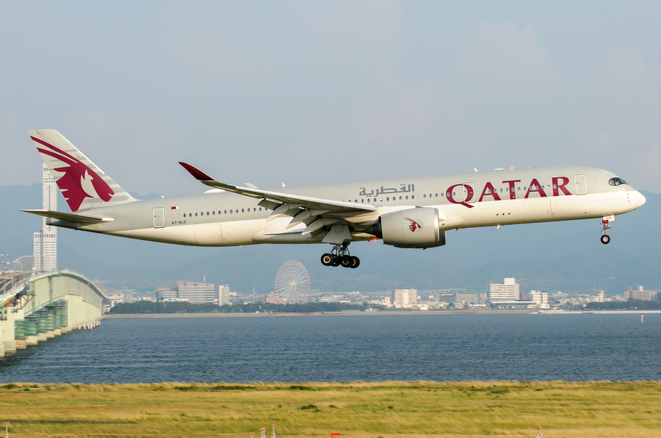 1/200 カタール航空 A350デスクトップモデル Qatar Airways Airbus A350-900 A7-ALZ white One World livery