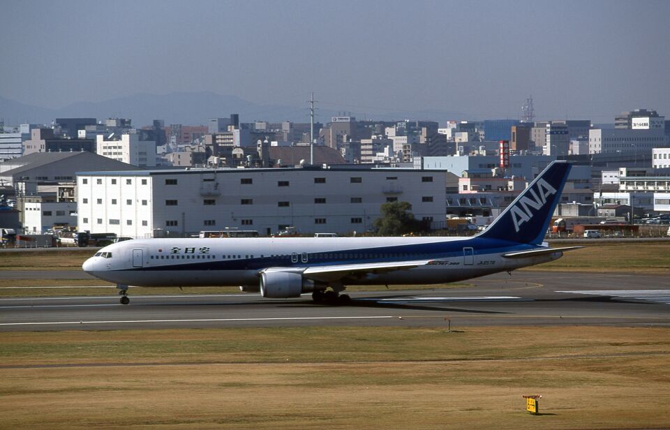全日空 Boeing 767-300 JA8578 福岡空港 航空フォト | by