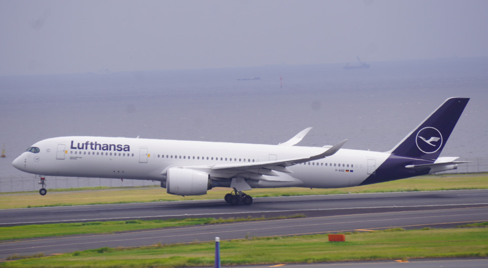 ルフトハンザ航空　A350-900 トーイングカーとスタンド付 ルフトハンザ航空 A350-900 トーイングカーとスタンド付 - メルカリ