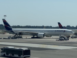 ﾕﾀｰさんが、ミラノ・マルペンサ空港で撮影したラタム・エアラインズ・ブラジル 777-32W/ERの航空フォト（飛行機 写真・画像）
