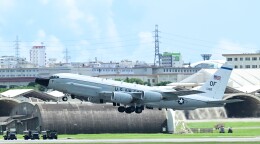 オカリンさんが、嘉手納飛行場で撮影したアメリカ空軍 RC-135W Rivet Joint (717-158)の航空フォト（飛行機 写真・画像）
