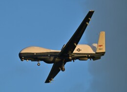 オカリンさんが、嘉手納飛行場で撮影したアメリカ海軍 MQ-4C Tritonの航空フォト（飛行機 写真・画像）